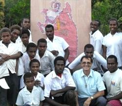El corazonista español Antonio López, con alumnos de su colegio en Vanuatu y el logotipo de la JMJ de Madrid 2011
