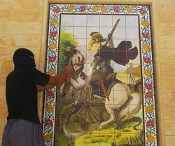 Los yihadistas de Estado Islámico destrozan símbolos cristianos - aquí, contra una imagen de San Jorge