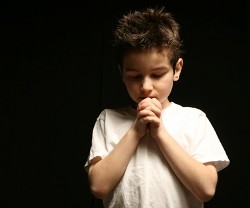 Niño en oración - Jesús aprendió a orar desde pequeño, en familia y a solas