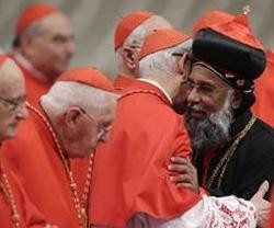 El cardenal siro-malankar, Baselios Cleemis, de negro, con otros cardenales en Roma