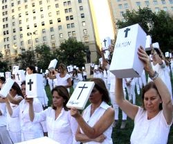 Mujeres provida de blanco, y bailarinas de rojo, denunciando la barbarie del aborto ante el Palacio de la Moneda en Chile