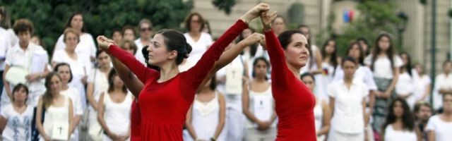 Mujeres provida de blanco, y bailarinas de rojo, denunciando la barbarie del aborto ante el Palacio de la Moneda en Chile