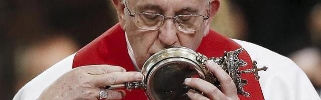El Papa dio la bendición con la reliquia de san Jenaro