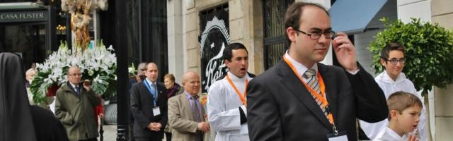Marcos Vera -con gafas, al frente de la procesión- y los Hijos y Jóvenes de San José, una asociación espiritual que crece en Barcelona y otras ciudades