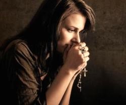 Orar el rosario es una forma de orar con María