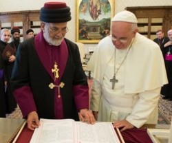 El patriarca asirio Mar Dinkha IV en su visita de octubre de 2014 al Papa Francisco