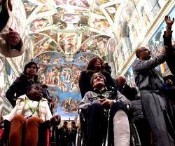 Una escena con algunos de los ciento cincuenta sin que techo fueron invitados a la Capilla Sixtina y los museos vaticanos