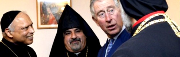 El príncipe Carlos de Inglaterra con clérigos coptos y armenios en la catedral copta de Londres