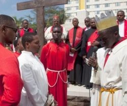 Representación de la Pasión en un oficio católico en Kenia, con el color rojo del martirio