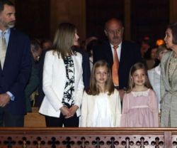 El rey Felipe VI, la reina Letizia, las infantas Leonor y Sofía y la reina Sofía, en misa de Pascua en Mallorca