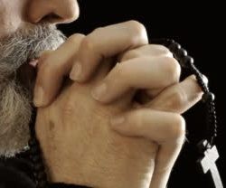 Oración con rosario en la mano - puede ser de intercesión o de agradecimiento