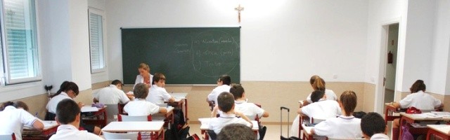Aula de un colegio católico español - el Estado lo paga porque los ciudadanos lo demandan y tienen derecho a poder elegir el tipo de educación de sus hijos