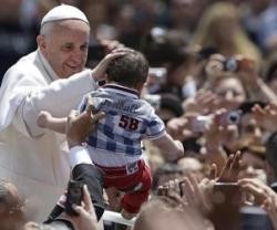 El Papa en sus audiencias de los miércoles bendice a numerosos niños