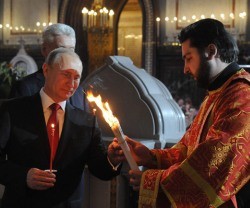 Vladimir Putin recibe la luz de Pascua en la Noche pascual ortodoxa