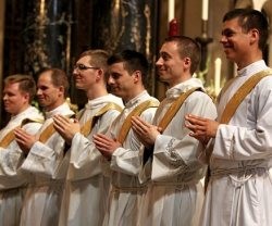 Unos jóvenes norteamericanos justo antes de ser ordenados sacerdotes católicos