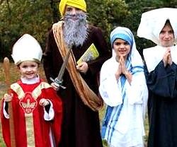 Niños disfrazados de santos en una fiesta de HolyWins - ellos son ejemplo de oración e intercesores