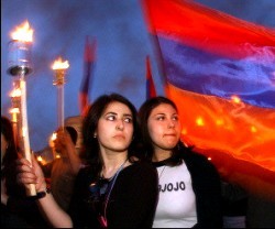 Jóvenes armenias en un acto de memoria del genocidio del gobierno de los Jóvenes Turcos contra su pueblo