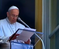 Antes de rezar un avemaría por los fallecidos, el Papa pidió que cada uno rezase en silencio y él también lo hizo, en un momento siempre impresionante.