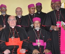 El cardenal Sandri -en la foto con los obispos católicos etíopes, de rito etiópico o latino- llama mártires a los etíopes asesinados por Estado Islámico