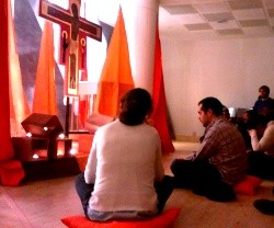Las oraciones al estilo de Taizé combinan la meditación -iconos y textos- y la contemplación -silencio y espera-