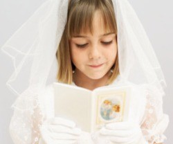 Una niña ataviada para la Primera Comunión... pero ¿están bien preparados espiritualmente los niños en España?