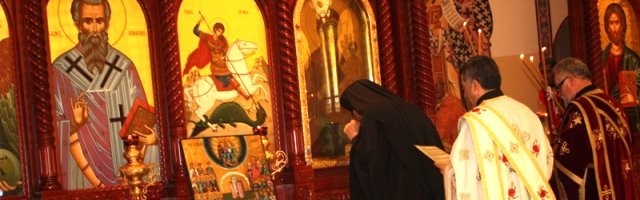 Oración ante el icono milagroso de la Virgen de Cicero, en el iconostasio de esta parroquia ortodoxa antioquena en Illinois