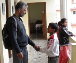 El padre jesuita Pius Perumana, director de Cáritas Nepal, en el centro de niños con Sida de Cáritas en Katmandú