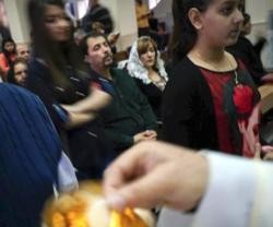 Familias católicas iraquíes asisten a misa en Amán, Jordania, donde huyen de la persecución yihadista