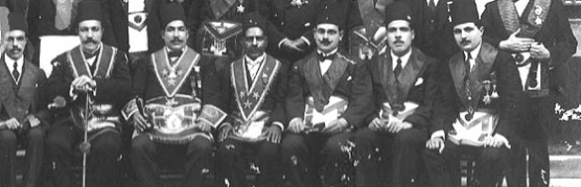 La base de los Jóvenes Turcos era la Logia de Salónica - esta foto de masones egipcios nacionalistas de 1891 en El Cairo, con mandiles e insignias, puede darnos una idea