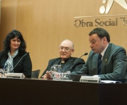 Peresutti, monseñor de Paula y el doctor J.M.Simón Castellví en la Jornada contra el tráfico de niños en Barcelona