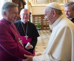 El Papa Francisco saluda a la delegación anglicana
