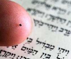 Este puntito sobre un dedo es la nanobiblia del Museo de Israel... en realidad, sólo contiene los 5 primeros libros, el Pentateuco