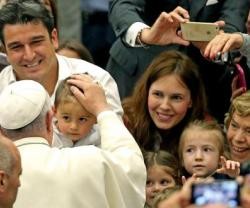 Francisco saluda a familias cristianas - pide una ecología humana que encaje a las familias