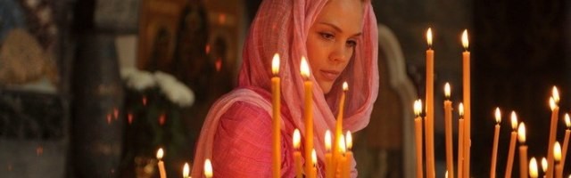 Pocos rusos ortodoxos acuden a la divina liturgia... es más común que simplemente pasen por el templo a poner una vela por una intención