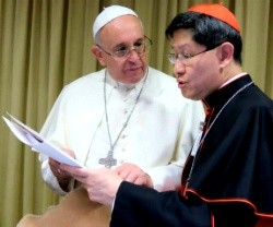 El cardenal Tagle habla con el Papa Francisco en su visita a Filipinas