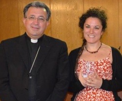 Cristina Sánchez, de Alfa y Omega, al recibir el Premio Lolo 2015, con el obispo Ginés García