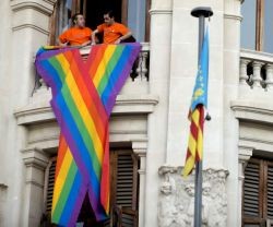 Operarios del lobby LGBT descuelgan la enseña gay el 17 de mayo de 2015 en el Ayuntamiento de Valencia, gobernado por el PP
