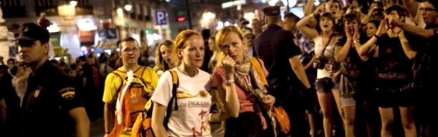 Jóvenes peregrinas de la JMJ 2011 en Madrid tienen que ser escoltadas por la Policía ante la violencia y agresividad grosera de los manifestantes laicistas