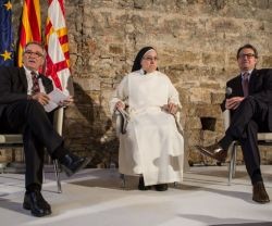Caram, monja argentina e independentista, majestática entre el alcalde y el President de la Generalitat
