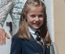 La Princesa Leonor saluda en el día de su primera comunión - es la hija mayor de Felipe VI y heredera del trono