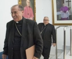 Celso Morga y, detrás, García Aracil, al presentar el cambio en el arzobispado