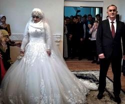 Magomed Daudov, de 47 años, jefe de policía en Chechenia, al casarse con su segunda esposa, de 17 años...y plantear el debate