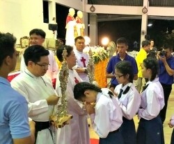 Estudiantes tailandeses veneran las reliquias de Juan Pablo II y Juan XXIII