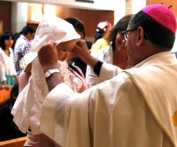 El obispo de Getafe bautiza a uno de los bebés rescatados ante las puertas de centros abortistas