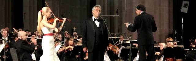 Andrea Bocelli canta en la Sagrada Familia, junto a la violinista Anastasiaya Petryshak y el director Marcello Rota foto de Fabian Hochscheid