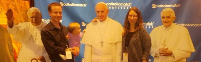 Kyle Neilson y su familia en un evento para evangelizadores católicos que homenajeaba a los 3 Papas del siglo XXI