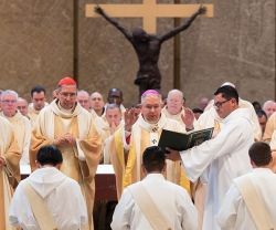 El arzobispo Gómez de Los Ángeles en la ordenación de 8 nuevos sacerdotes en mayo de 2015