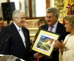 El presidente de Cáritas Española, Rafael del Río, recibió el premio de manos de Soledad Becerril, la Defensora del Pueblo