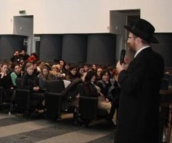 Reunión en el centro judío ruso de Or Avner - las autoridades confiscaron sus textos, sin detallar qué contenidos molestan