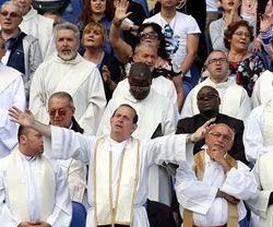 Sacerdotes en un encuentro católico de oración carismática